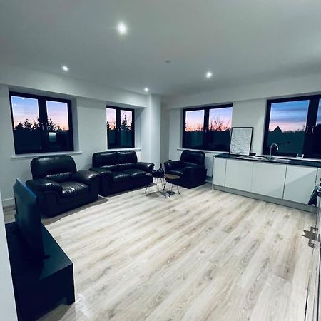 New One Bedroom Luxury Apartment In Солихъл Екстериор снимка