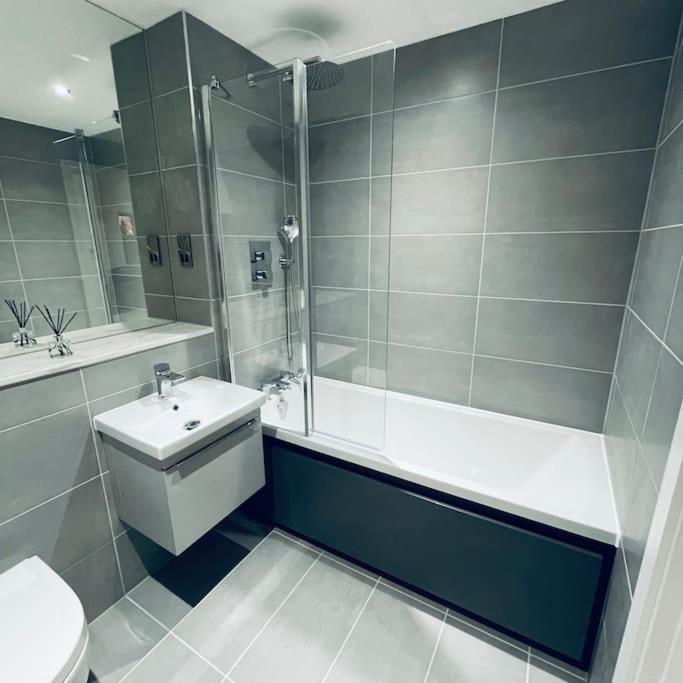 New One Bedroom Luxury Apartment In Солихъл Екстериор снимка