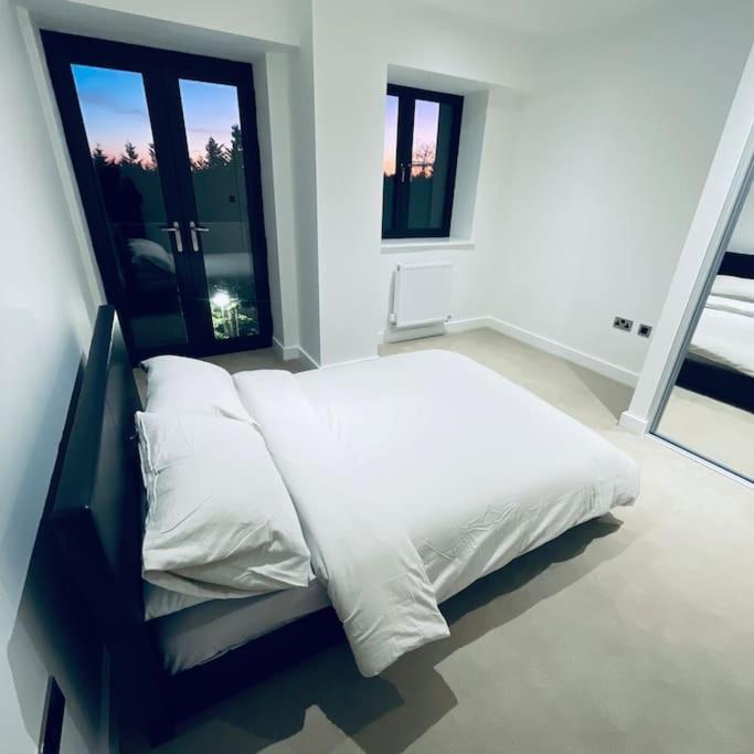 New One Bedroom Luxury Apartment In Солихъл Екстериор снимка