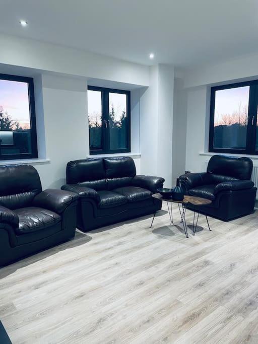 New One Bedroom Luxury Apartment In Солихъл Екстериор снимка