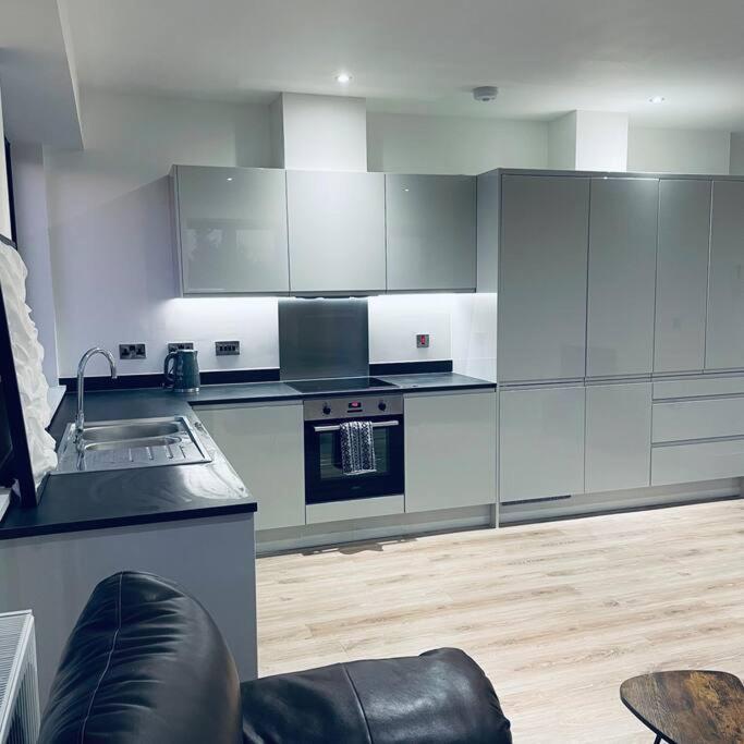 New One Bedroom Luxury Apartment In Солихъл Екстериор снимка