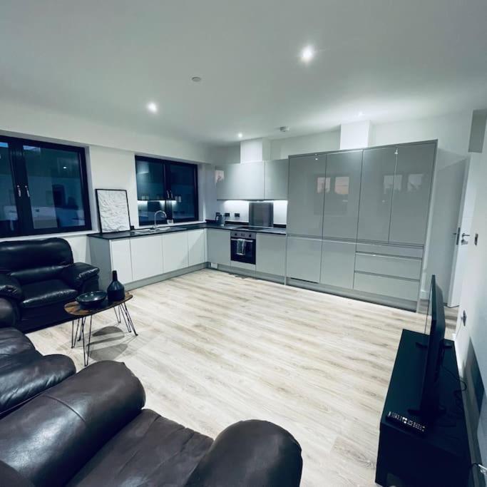 New One Bedroom Luxury Apartment In Солихъл Екстериор снимка