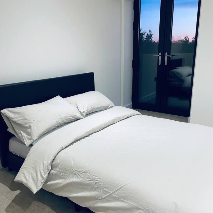 New One Bedroom Luxury Apartment In Солихъл Екстериор снимка