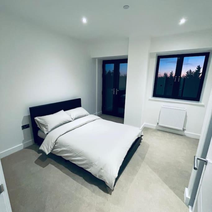New One Bedroom Luxury Apartment In Солихъл Екстериор снимка