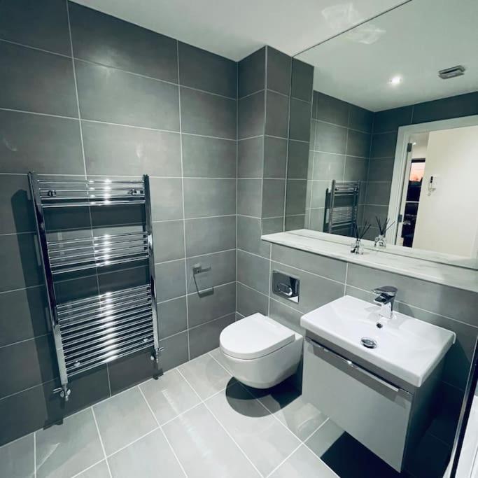 New One Bedroom Luxury Apartment In Солихъл Екстериор снимка