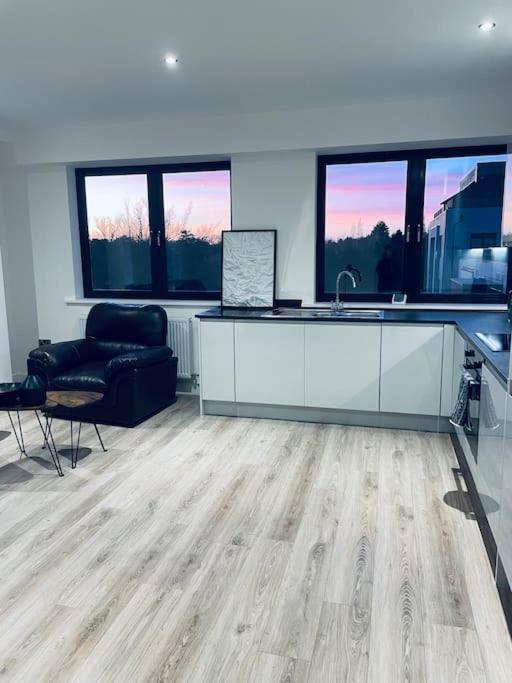 New One Bedroom Luxury Apartment In Солихъл Екстериор снимка