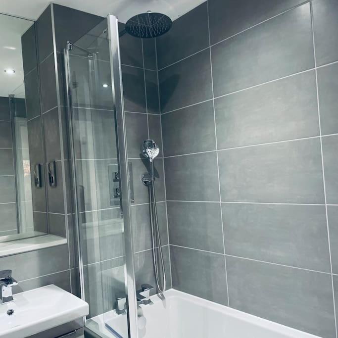 New One Bedroom Luxury Apartment In Солихъл Екстериор снимка