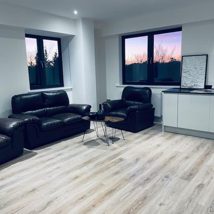 New One Bedroom Luxury Apartment In Солихъл Екстериор снимка