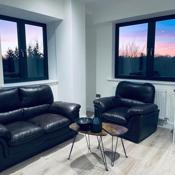 New One Bedroom Luxury Apartment In Солихъл Екстериор снимка